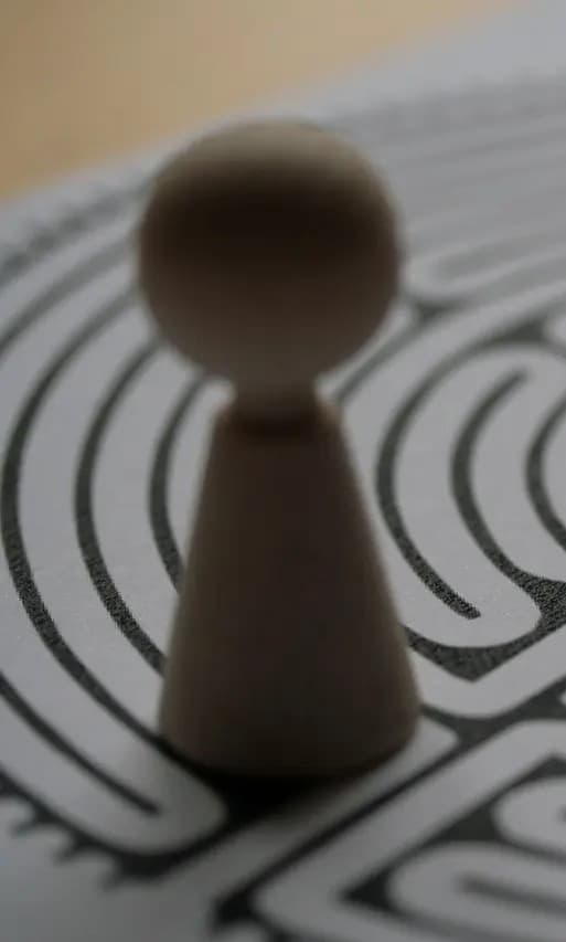 Una pieza de juego de madera en la entrada de un laberinto circular